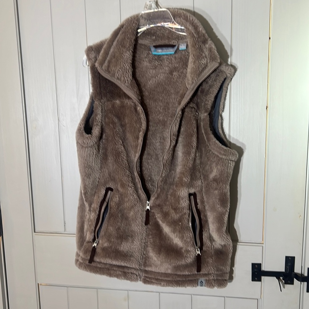 Like NewFaux fur vest Cute for that fall/winter pictures no visible wear